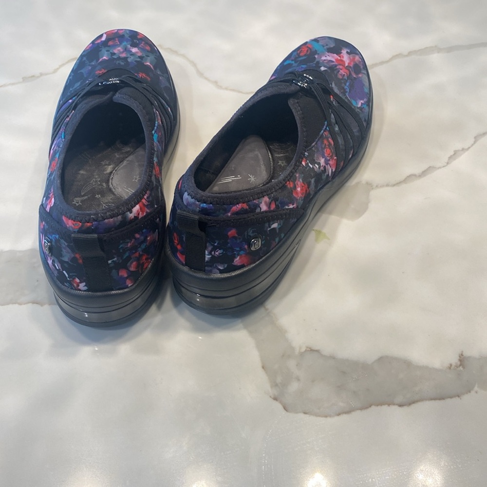BZEES Shoes - Picture 3 of 7